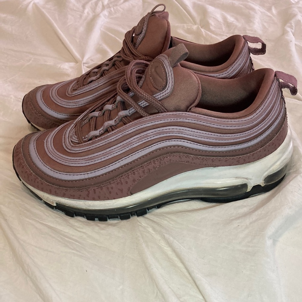 CUTE air max size 7.5! Still is good condition!